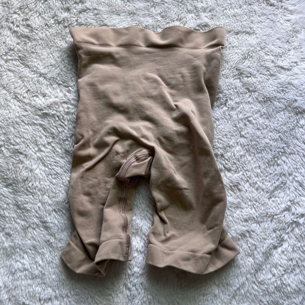 SKIMS Womens Sculpting Short Mid Thigh Open Gusset Beige Shapewear Size XS NWOT